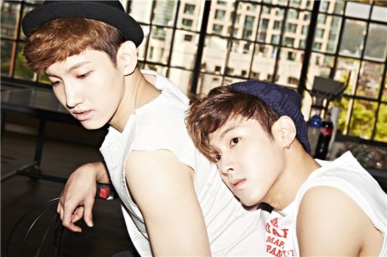 TVXQ! members Max Changmin (left) and U-Know Yunho (right) pose together for the cover image of their sixth repackaged album "Humanoids," rolled out on November 26, 2012. [SM Entertainment]