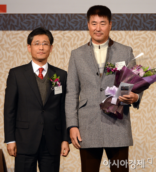 [포토] 정명원 두산 코치 '2012년 최고의 코치'