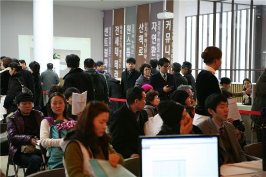 송파아이파크 오피스텔을 분양받기 위한 방문객들이 청약 접수 순서를 기다리고 있다.