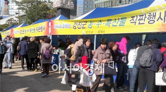 지난 11월 14일부터 16일까지 3일간 서울 조계사에서 열린 강진군 농수특산물 직거래 장터가 열린 장면.