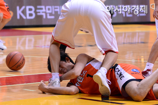 [포토] 정병국 '이게 무슨 봉변이야'