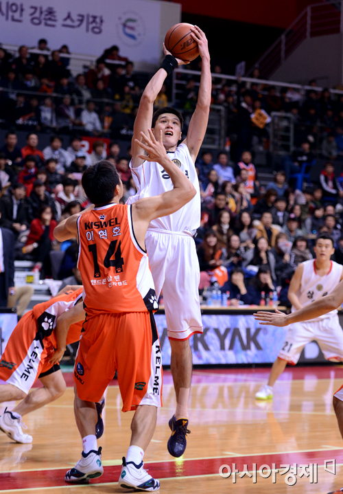 [포토] 윤호영 '내 눈엔 골대만 보여'