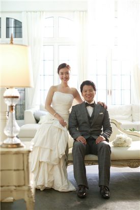 한화이글스 육성팀 이건영(오른쪽) 매니저와 동갑인 신부 류현수씨