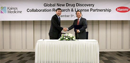 이관순 한미약품 대표(왼쪽)와 이기섭 카이노스메드 이기섭 대표는 신약개발을 위한 공동연구 계약을 최근 체결했다.