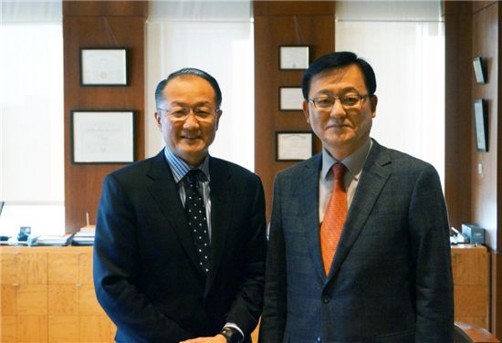 [포토]세계은행서 만난 홍석우 장관과 김용 총재