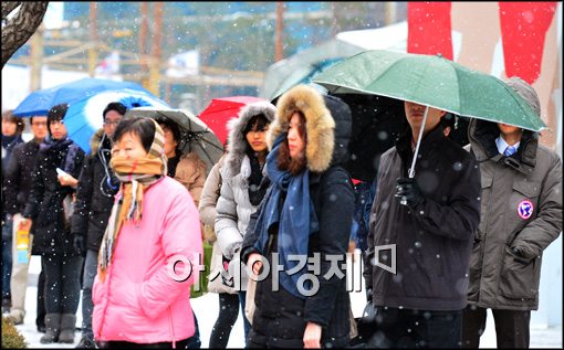 [포토]눈 내리는 서울, 버스 기다리는 시민들