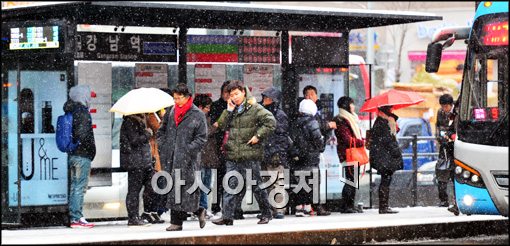 [포토]눈 내리는 서울에서 버스정류장