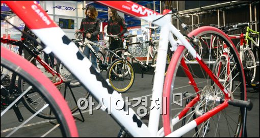[포토]2013 서울바이크쇼, 자전거 확인 중