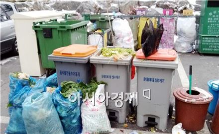 8일 오후 광주광역시 광산구 한 아파트단지내에 있는 음식물 쓰레기 수거용기 모습. 너무 많아 용기 미처 담기지 못한 음식물쓰레기들이 봉지에 쌓여 있다. 