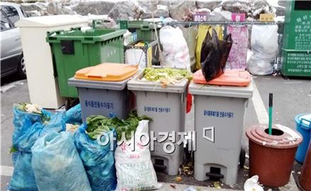 “가는 길에 좀” 음식물쓰레기 종량제가 만든 新풍속