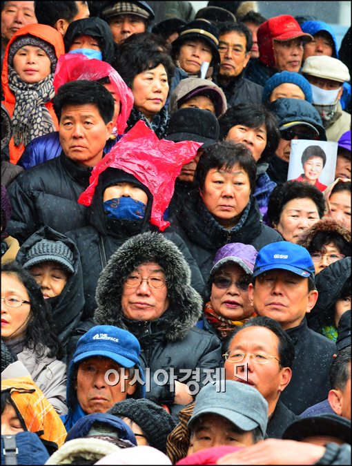 [포토]박근혜 후보 바라보는 유권자들