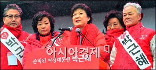 [정치, 그날엔…] 2012 대선 4개월 前 박근혜 40%, 문재인 14%