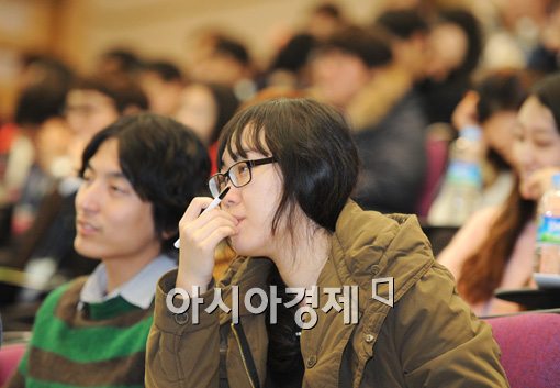 [포토]김중수 한은총재 강연에 집중하는 참석자들 