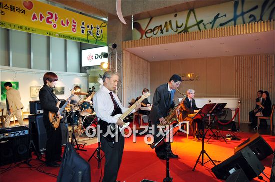 지난 2010년 11월 화순전남대병원에서 열린 그룹 ‘에스큘라’의 사랑나눔 음악회  공연 모습.