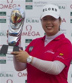 펑샨샨, 두바이에서도 '우승컵'