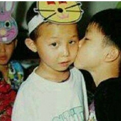 지드래곤 어린 시절 사진 공개 '왜 하필 남자에게 뽀뽀를?'