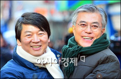 [포토]미소 보이는 문재인 대선 후보-안철수 전 후보 
