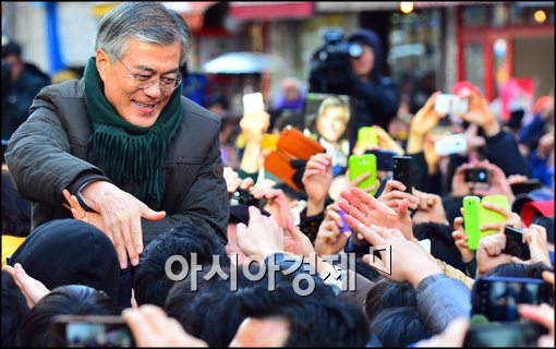 ▲사진은 지난 9일 문 후보가 경기도 군포시 산본역 앞에서 시민들과 만나고 있는 모습.