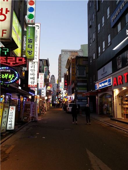 한파가 불러온 '송년회 온도차'···"먹자골목 썰렁, 쇼핑몰은 북적"