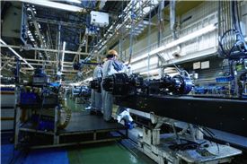 [르포]장인 100명이 한땀한땀, 트럭에 자부심 싣다