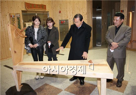 장흥군, 목조각 전시회 '나무와의 이야기‘소통' 개최 