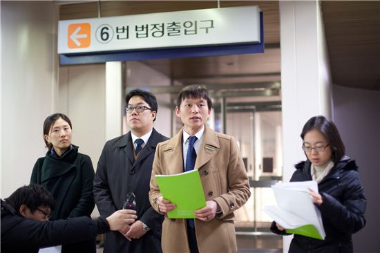 지난 10일 그린피스 서울사무소 직원들은 한국정부를 상대로 '입국거부'에 대한 소송을 제기했다. 