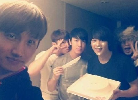 민호 생일파티…SM 꽃미남 총출동