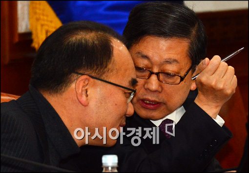 [포토]대화중인 김황식 국무총리-박재완 기획재정부 장관