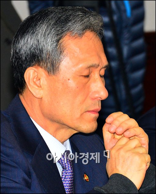 [포토]두 눈 감은 김관진 국방부장관