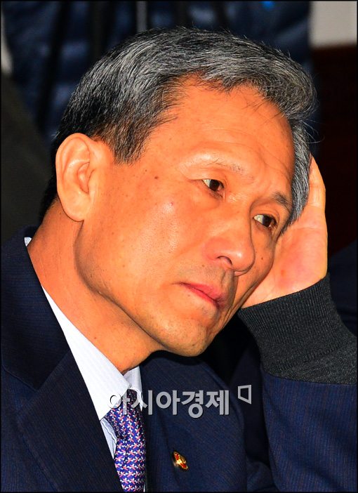 [포토]생각에 빠진 김관진 국방부 장관