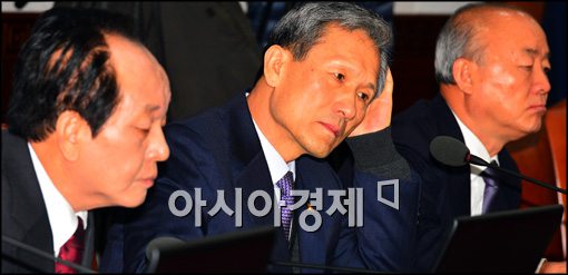 [포토]생각에 잠긴 김관진 장관