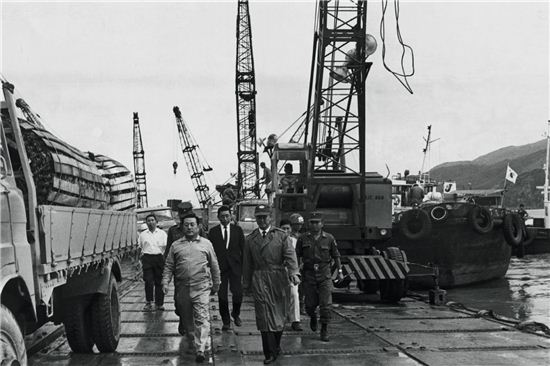 고 조중훈 회장(사진 앞줄 왼쪽)이 1969년 신상철 주월대사(사진 오른쪽)와 함께 베트남 퀴뇬항의 하역 현장을 돌아 보고 있다.