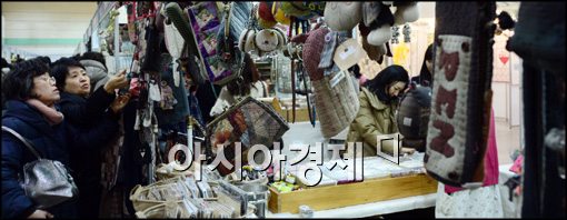 [포토]다양한 퀼트 제품 보는 시민들