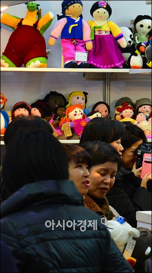 [포토]퀼트 인형 보는 시민들