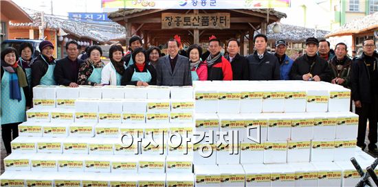 이명흠 장흥군수와 여성단체 회원들이 김치를 담고 기념촬영을 하고 있다.