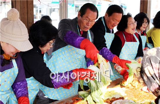 이명흥 장흥군수(왼쪽에서 세번째)가 여성단체 회원들과 함께 김치를 담그고 있다.