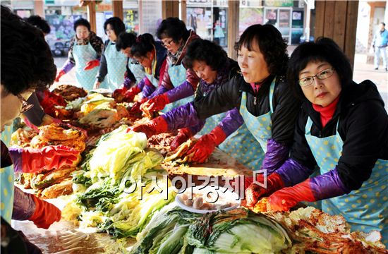 장흥군 여성단체, 추위 녹이는 사랑의 김장김치 전달