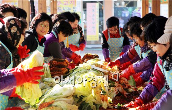 장흥군 여성단체, 추위 녹이는 사랑의 김장김치 전달