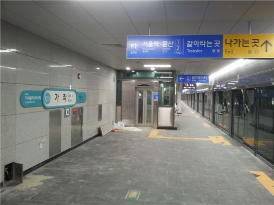 경의선 DMC~공덕 구간 개통으로 신설된 가좌역 지하철탑승구.