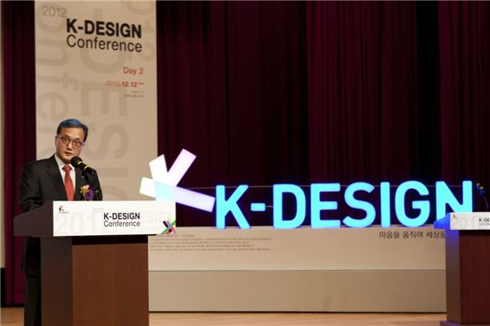 [포토]K-디자인 엠블럼 발표하는 이태용 한국디자인진흥원장 