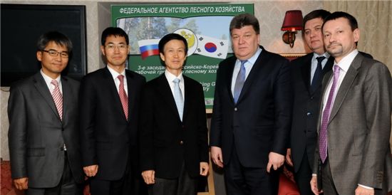 이돈구(왼쪽에서 3번째) 산림청장, 빅토르 마실랴코프(4번째) 러시아 연방산림청장 등 두 나라 산림관계자들이 모스크바서 열린 '제3차 한국-러시아 산림협력회의'를 갖고 기념사진을 찍고 있다.