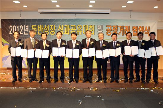 ‘공정거래협약식’을 갖고 업계 대표와 김광재 한국철도시설공단 이사장이 협약서를 펼쳐보이고 있다.