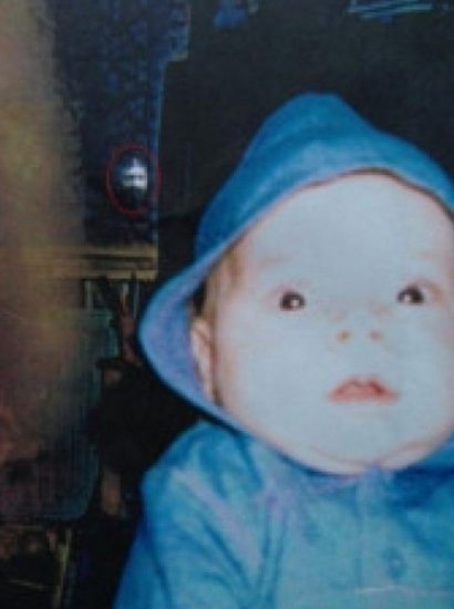 아기 쳐다보는 유령, '공포의 심령 사진' 진짜야?