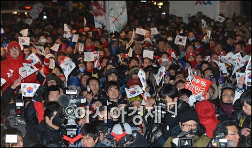[포토]박근혜 후보 보러나온 시민들