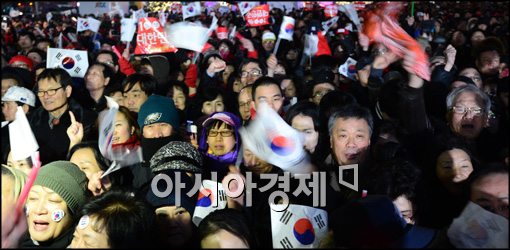 [포토]태극기 흔들며 박근혜 후보 지지하는 시민들