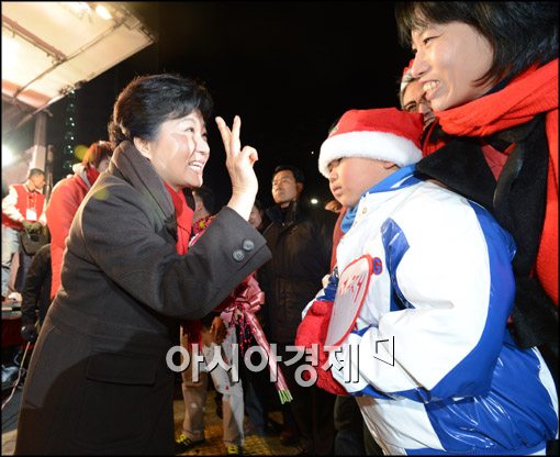 [포토]박근혜 후보, 벌써부터 승리의 'V'
