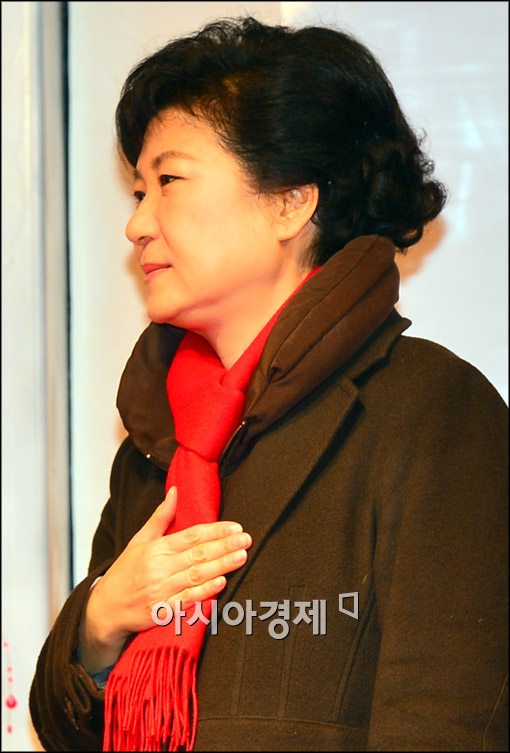 [포토]국민의례 하는 박근혜 후보