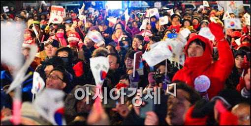 박근혜, '1000km 경부라인' 유세…흑색선전 맹비난