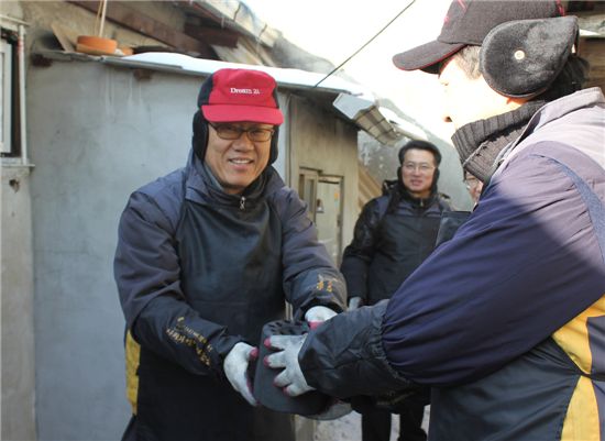 [포토]KB생명, 사랑의 연탄나눔 봉사활동