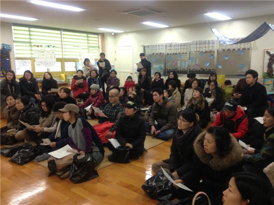 지난 11일 서울시 성북구에 위치한 길음유치원에서는 약 350여명의 학부모들이 몰린 가운데, 유치원 신입생 추첨식이 열렸다. 